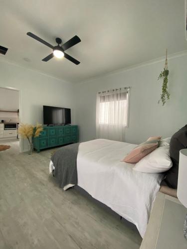 - une chambre avec un lit et un ventilateur de plafond dans l'établissement Studio 69 on Capper, à Tumut