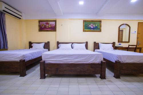 a room with two beds in a room at MK Inn Hotel in Kuala Lumpur