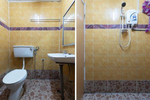 y baño con aseo, lavabo y ducha. en OYO 89625 Bilton Inn, en Kota Kinabalu