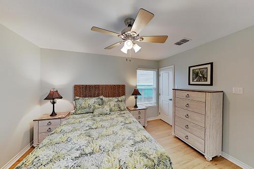 sypialnia z łóżkiem i wentylatorem sufitowym w obiekcie Heron's Hideaway w mieście Rockport