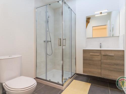 een badkamer met een douche, een toilet en een wastafel bij Gîte Casson, 3 pièces, 4 personnes - FR-1-306-854 in Casson