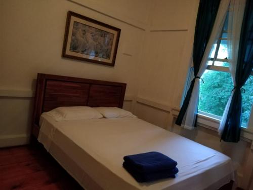 Un dormitorio con una cama con una bolsa azul. en Casa Gamboa Remodelada, en Gamboa