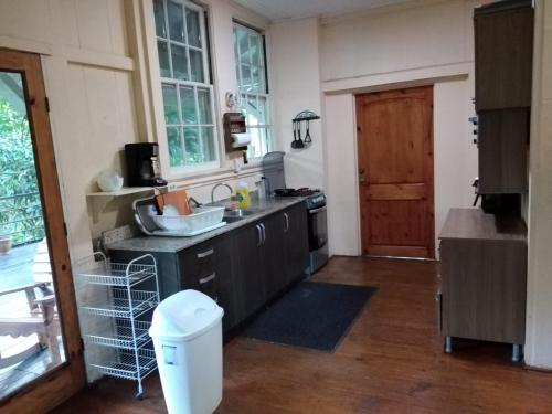 uma cozinha com um lavatório e uma bancada em Casa Gamboa Remodelada em Gamboa