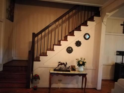 una escalera en una casa con una mesa con flores en Casa Gamboa Remodelada, en Gamboa