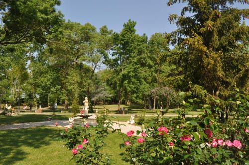 Taman di luar Le Moulin de Rudelle