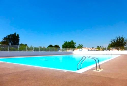 - une grande piscine avec une main courante en métal dans l'établissement LA PIGOUILLE - Proche mer, à Bretignolles-sur-Mer