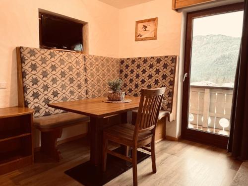 a dining room with a table and a window at Pension Kreuzeck - Dein Glücksplatz am Lech in Weissenbach am Lech