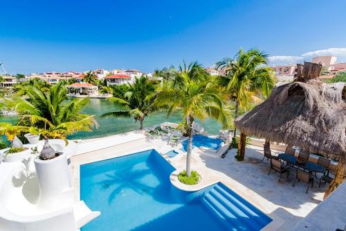 Lagoon & Beach Steps Away 5-bdrm Villa Elegancia