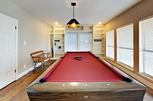 A pool table at Coventry Casa