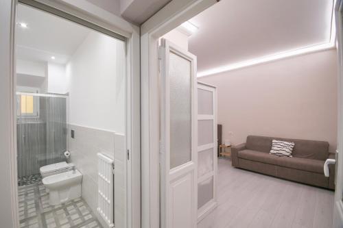 baño con aseo y sofá en una habitación en San Peter Lory's Aparts, en Roma