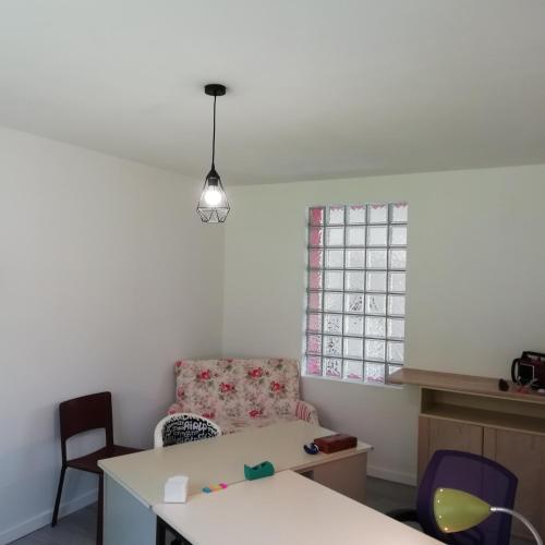 une chambre avec une table, une chaise et une table dans l'établissement Au fil de l'eau à la campagne, à Canny-sur-Thérain