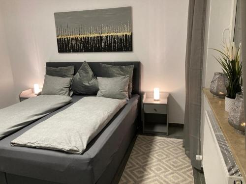 Una cama en una habitación con dos velas. en Ferienwohnung Behnke en Brand