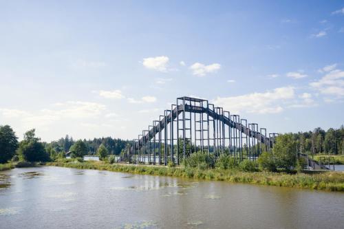 a large bridge over a river next to a river at Ferienwohnung Behnke in Brand