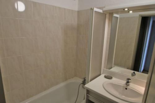 La salle de bains est pourvue d'un lavabo, d'une baignoire et d'un miroir. dans l'établissement T2 Cosy à 50m des pistes, 6 pers Puystvincent 1800, à Puy-Saint-Vincent