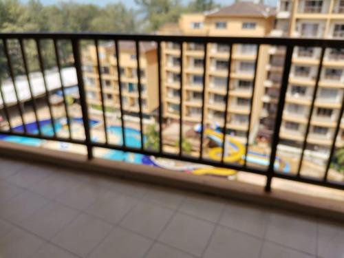 een balkon met uitzicht op een gebouw bij Gold Coast Morib Resort in Banting