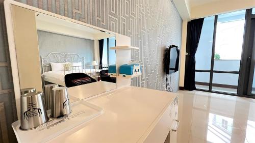 花蓮市にあるCharming Hostelのベッドと大きな鏡のある寝室
