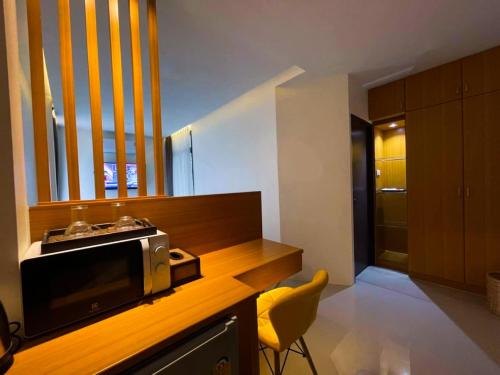 a kitchen with a microwave on top of a counter at TJ Boutique Hotel in Uthai Thani