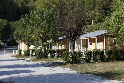 Camping Le Jardin - chalets, bungalows et emplacements nus pour des vacances nature le long de la rivière le Gijou