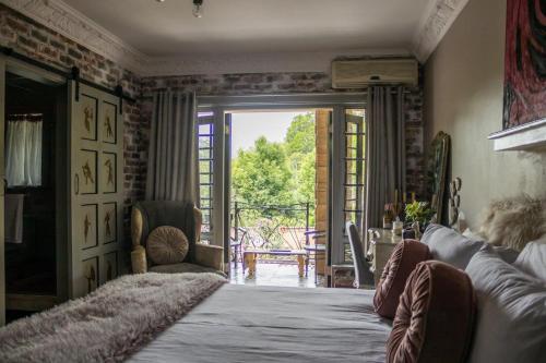 una camera con letto e porta scorrevole in vetro di La Casa Nostra Villa Rose Garden Bella a Hillcrest