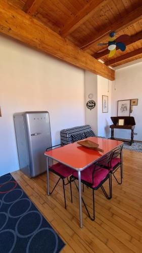 a table and chairs in a living room with a piano at Appartamento il Palazzone in Capraia
