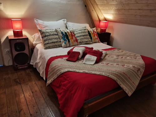 une chambre avec un lit avec des serviettes dessus dans l'établissement Chambres d'hôtes VILLA ALEXINA, à Trôo