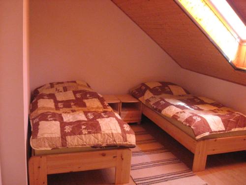 A bed or beds in a room at Balatonlelle-Kishegy