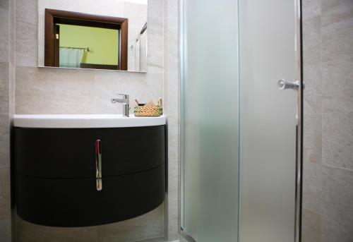 パラービタにあるVilla Albertina Exclusive B&Bの洗面台と鏡のあるバスルーム