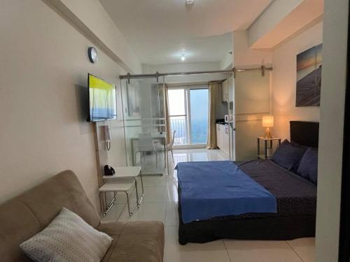 Postel nebo postele na pokoji v ubytování The Place SMDC Wind Residences Tagaytay