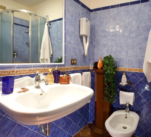 ローマにあるドムス リヴィアのバスルーム(洗面台、トイレ付)