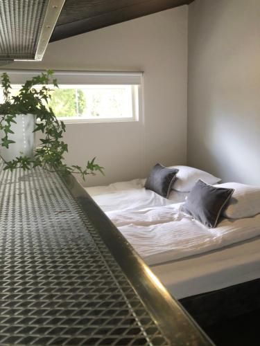 En eller flere senge i et værelse på Villa Vihti