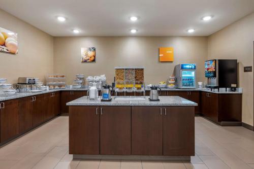 a large room with a cafeteriaasteryasteryasteryasteryasteryasteryasteryasteryasteryastery at Comfort Inn & Suites Northern Kentucky in Wilder