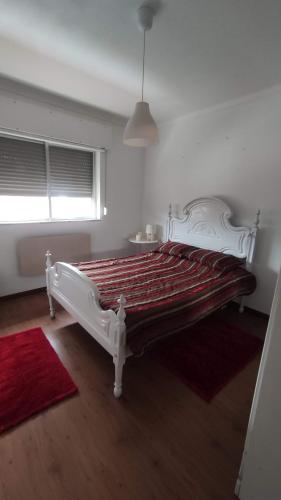 een wit bed in een kamer met een raam bij Casa da Bia - AL em Arcos de Valdevez in Arcos de Valdevez