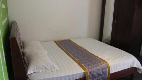 ein kleines Bett in einer Ecke eines Zimmers in der Unterkunft Nam Phương Hotel Sa Đéc in Sa Ðéc