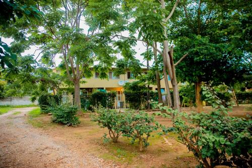 Κήπος έξω από το Sanctuary Aparthotel-AC-Garden- Solar-Wi-Fi -Firepit-Park-Carport