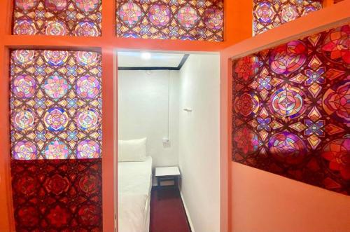 Habitación con vidrieras y cama en Hamam Hostel 1469 en Estambul