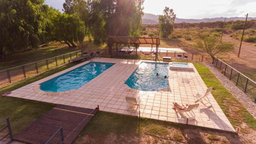 una vista aérea de una piscina en un patio en Hosteria Villa Santa Clara del Atuel en Valle Grande