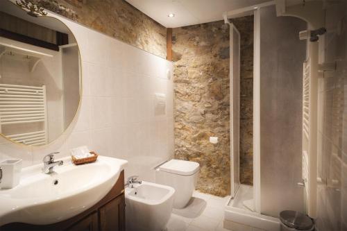La salle de bains est pourvue d'un lavabo, de toilettes et d'une douche. dans l'établissement La Voce del Fiume Dimora di Charme, à Brienza
