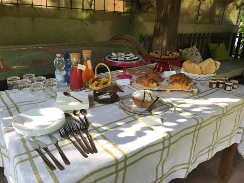 a table with bread and other food on it at Agriturismo Podere I' Caldino in Troghi