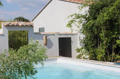 une maison avec une piscine à côté d'un bâtiment dans l'établissement CHEZ ELLES EN PROVENCE, à Nans-les-Pins