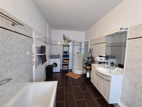 łazienka z wanną, umywalką i toaletą w obiekcie Gigi's Ferienwohnung Nr. 1 w mieście Oschersleben