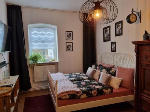 a bedroom with a bed and a window at Gigi's Ferienwohnung Nr. 1 in Oschersleben