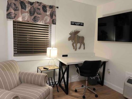 a living room with a desk and a chair at Froggy Goggle Barn in Marathon