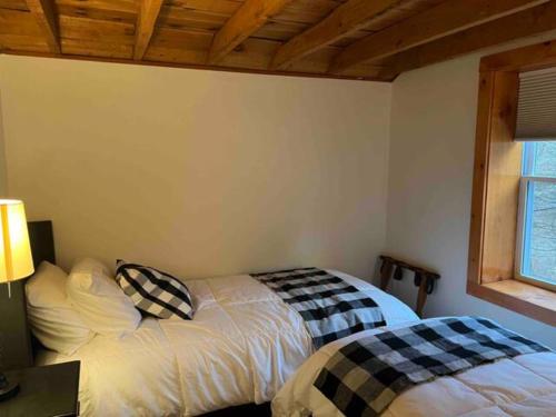 a bedroom with two beds and a window at Froggy Goggle Barn in Marathon