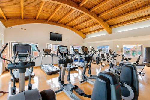 Fitness centrum a/nebo fitness zařízení v ubytování Casa Dann Carlton Hotel & SPA