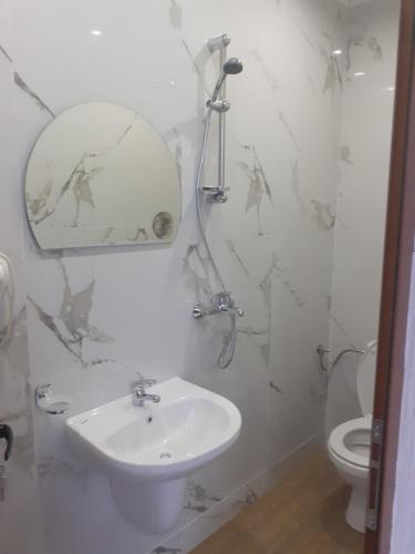 a bathroom with a sink and a mirror and a toilet at Safi in Dospat