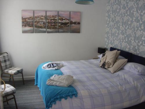 1 dormitorio con 1 cama con 2 almohadas en Ashdene Guest House en Southampton