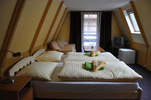 Rúm í herbergi á Hotel Loucky