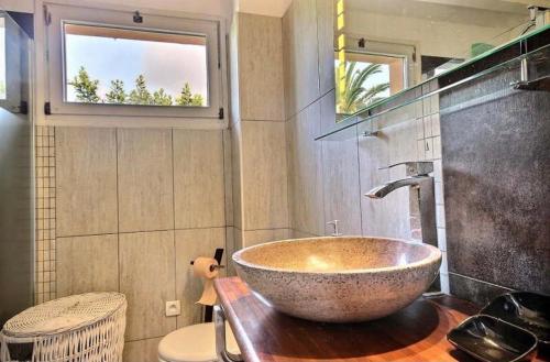 La salle de bains est pourvue d'un grand lavabo en bois. dans l'établissement Villa Lucie, à Valbonne