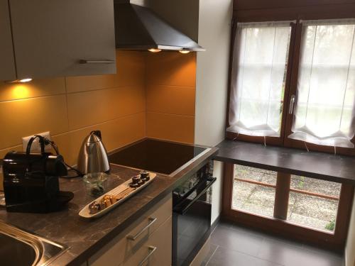 Una cocina o cocineta en Château de Mathod Chambres d'hôtes