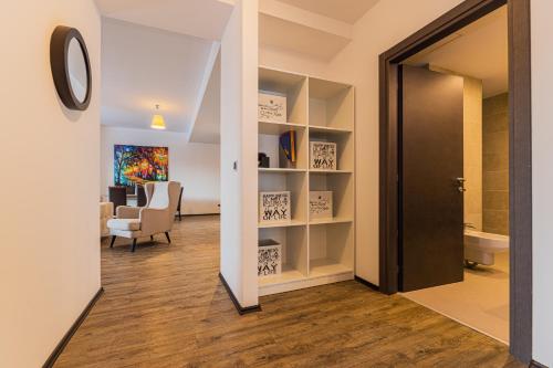 un couloir avec une porte menant à un salon dans l'établissement Sunset Silver Mountain, à Poiana Brasov